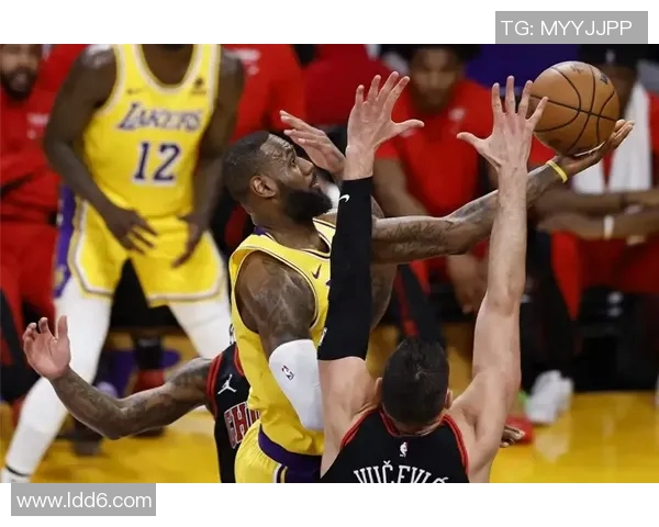 詹姆斯复出难阻湖人败局，东契奇低迷湖人队三连败陷危机